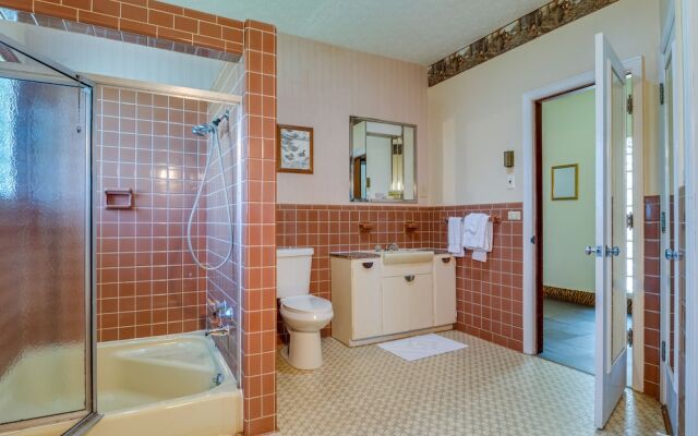 'ledge Lodge' Burkesville Getaway: Pool & Views!