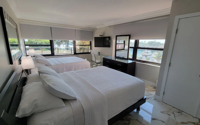 Alexander 521 3 Bedroom Apts by RedAwning