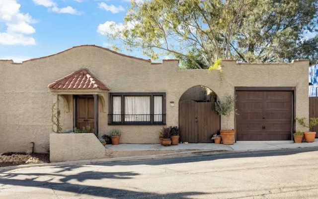 Spanish Revival Charm in Silver Lake w/ Patio, BBQ & Walkable Location Maltman Manor by Avantstay