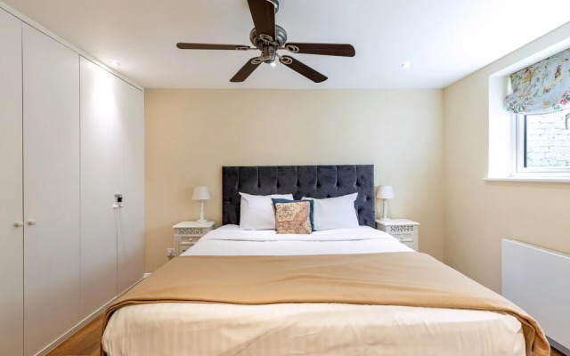 Elegant Two Bedroom Flat in Redcliffe Gardens