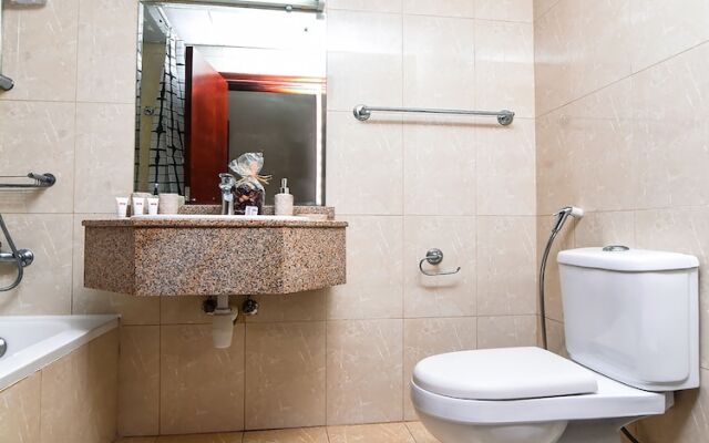 OYO Home 176 1BHK Lake Tower JLT