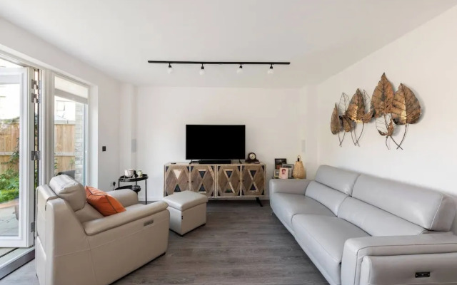 Stylish 3-bed Townhouse With 3 Baths in Southgate