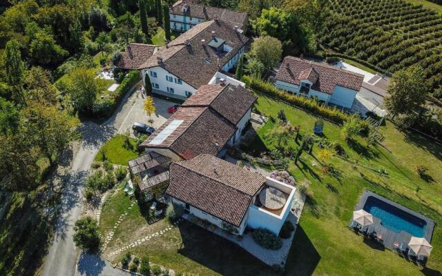 ROSTAGNI 1834 apt in villa with pool in the Barolo region