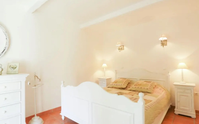 Lovely Villa in Buisson With Private Swimming Pool