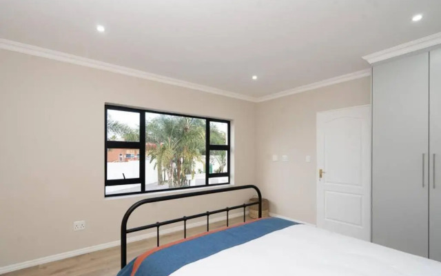 Private Modern 10 bdrm Home tucked away in Sandton