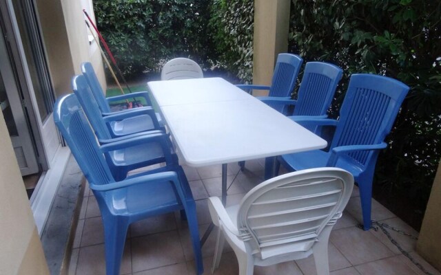 Apartment With 2 Bedrooms in Villeneuve-lès-avignon, With Pool Access,