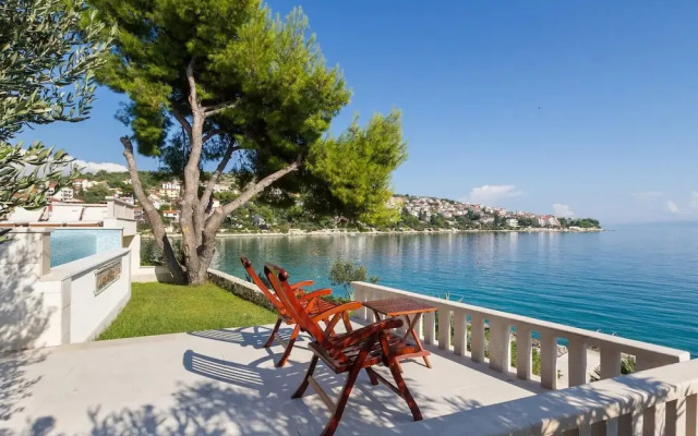 Sea Front - With Pool - H