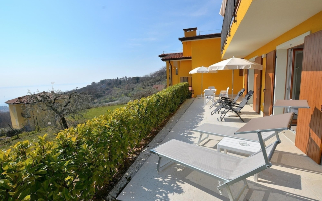 Red Apartment in Marciaga di Costermano
