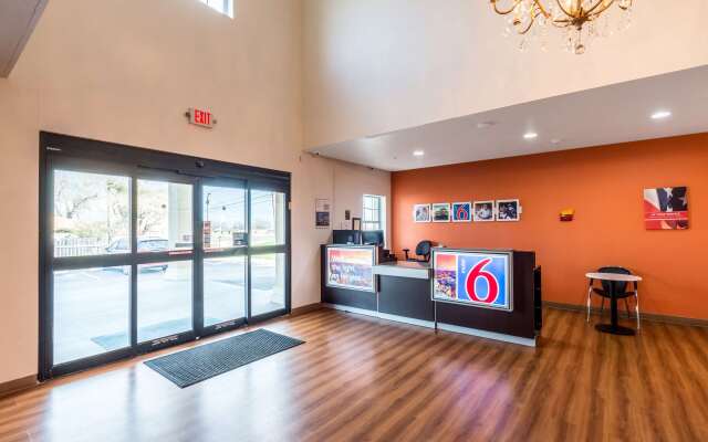 Motel 6 Jourdanton, TX