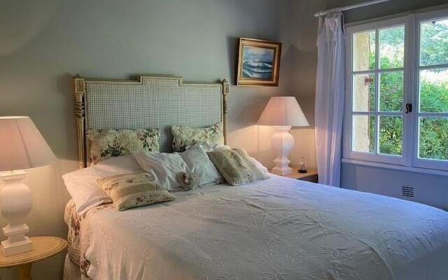 Charming Holiday Home In Plage De Gigaro With Pool