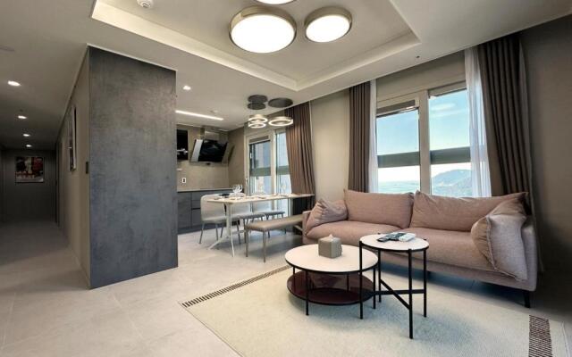 Y COLLECTION by UH FLAT OSIRIA