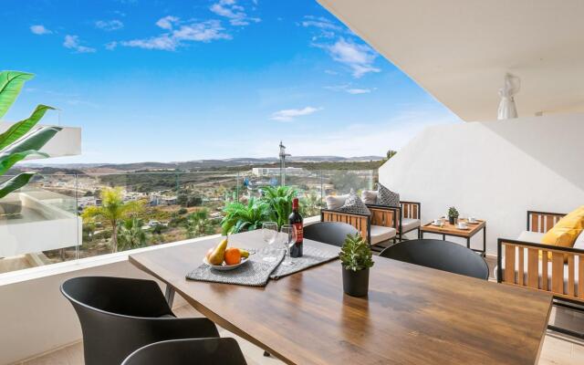 Roli in Estepona with 2 bedrooms and 2 bathrooms