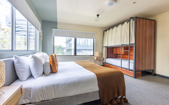 Roamer Brisbane Hotel – Guest Rooms – Brisbane