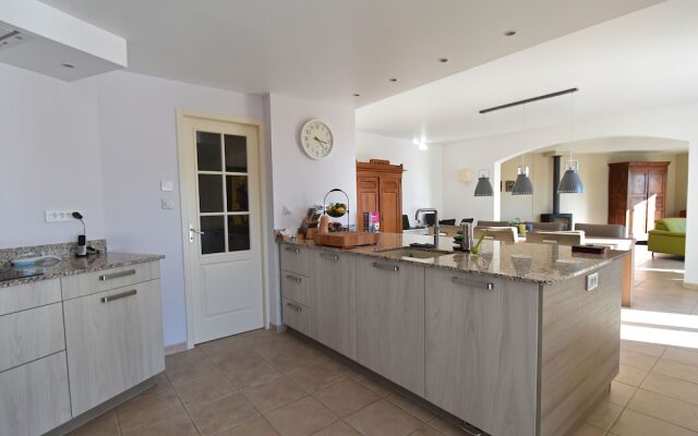 Air-conditioned villa with heated pool, guesthouse and stunning views