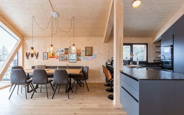 Welcoming Chalet With hot tub