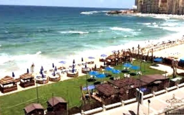 Private Room In Apartment with Sea View