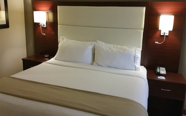 Holiday Inn Express & Suites Lantana, an IHG Hotel