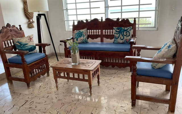 La Casa Amarilla Frente al Mar