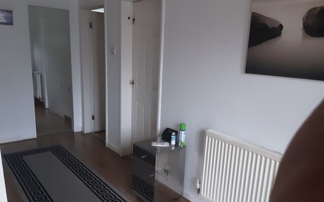 Beautiful Romantic Village House With Netflix