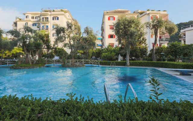 Modern Apartment with Terrace, Swimming Pool&Tennis