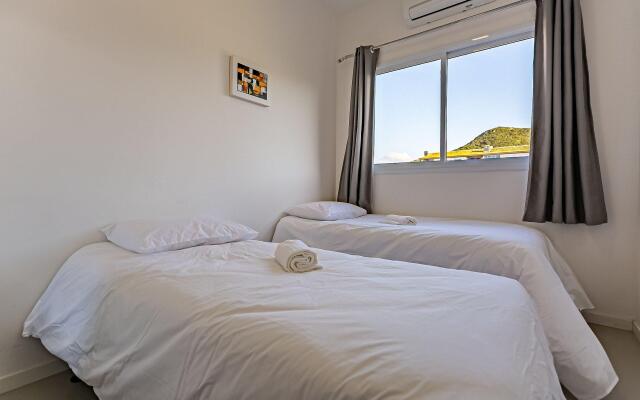 Apto amplo com suíte na praia do Santinho SBR304