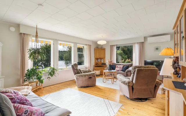 Spacious 3BR House - River View & Sauna