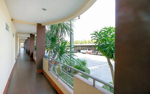 OYO 75387 4 Men Court