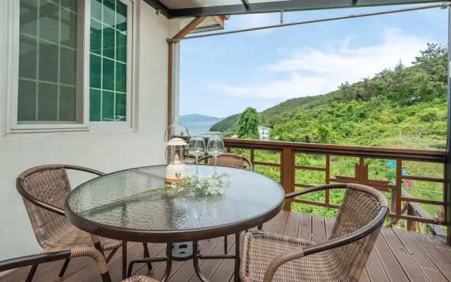 Yeosu Dulggot Pension