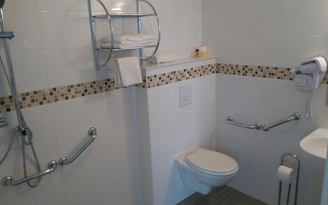 FASTHOTEL LE RALE DES GENETS - Un hôtel FH COLLECTION