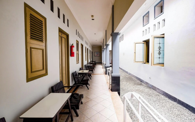 Hotel Kencana by OYO Rooms