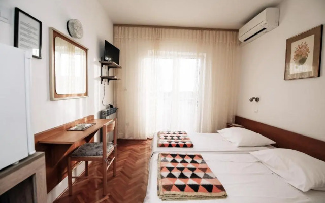 Apartments & Rooms Peranic