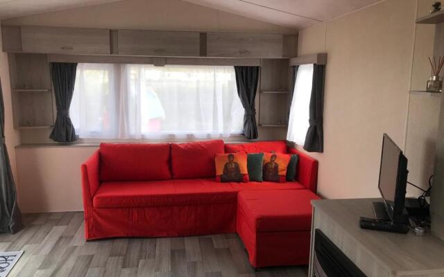 Luxe Chalet op camping Duindoorn, IJmuiden aan Zee, in de buurt van F1 circuit Zandvoort en Bloemendaal op loopafstand strand