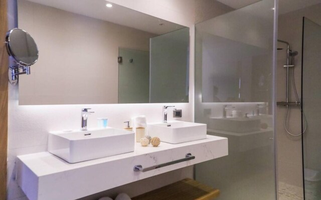 Spacious Modern Apartment With Private Picuzzi