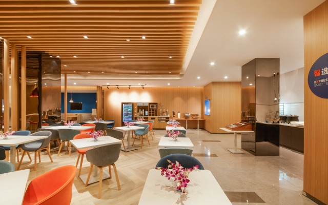 Holiday Inn Express Shanghai Xuhui Binjiang by IHG