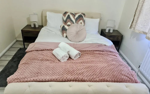 London - Sleeps 4 - Parking - Garden - Petfriendly