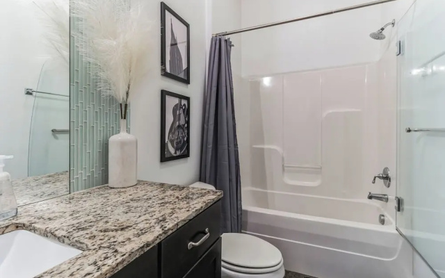 Centennial Park Condo Near Broadway Sleeps 4