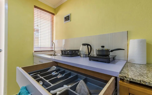 2 Queen Studio w Pool BBQ Hotwater Close 2 Beach