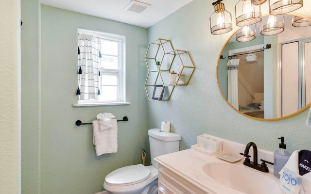 Block to Ocean: 'beachside Bungalow' in Galveston!