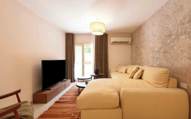 Chill & Swim 2BR October City