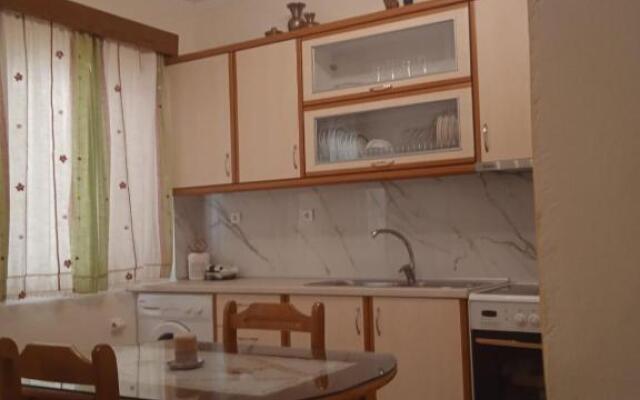 Γκαρσονιέρα 32τμ με αυλή και πάρκινγκ