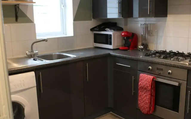 Stunning 2-bed Ground Floor Apartment in Romford