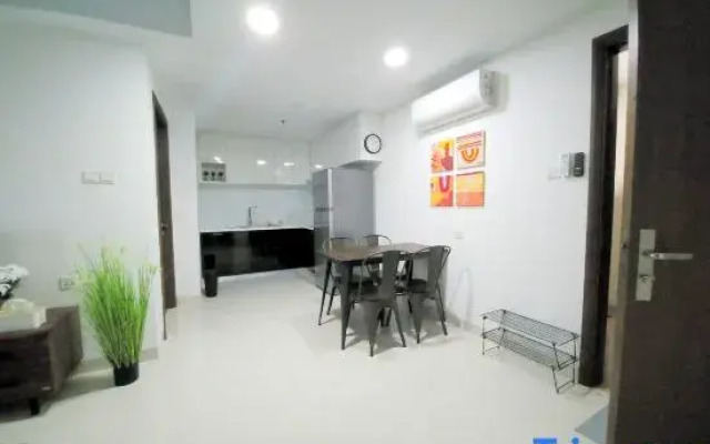 Near Ferry Terminal. COZY 02 Bedroom Condo. HarbourBay Residences.