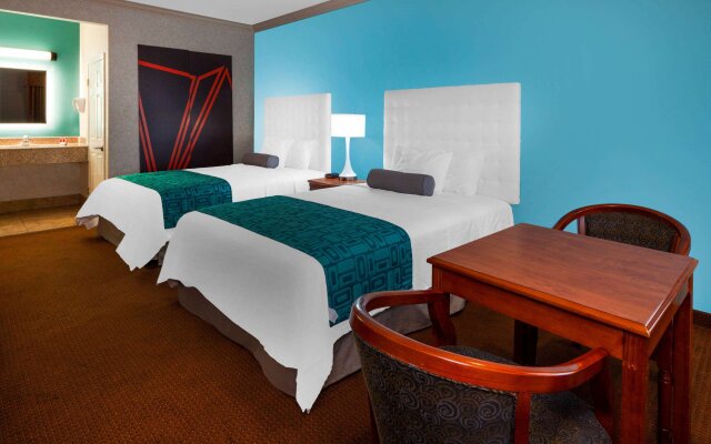 Howard Johnson Hotel & Suites by Wyndham Pico Rivera