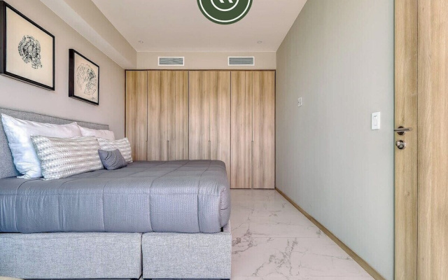 Luxury 3 BR Condo - Beach Access 1 Block Away