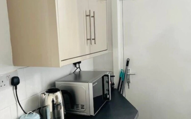 Inviting 3-bedroom Home in Liverpool With Parking