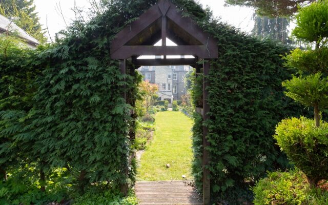 Melrose Lodge 4-bedroom house 1-bed flat