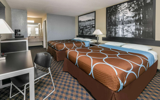 Super 8 by Wyndham Arlington Near AT&T Stadium