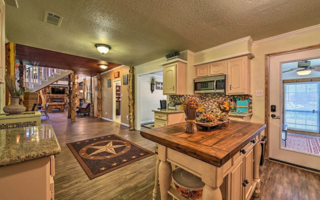 Spacious Conroe Home w/ Foosball & Pool Table!