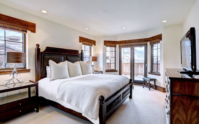Luxury Mountainside 5BR Chalet in Vail Village by RedAwning