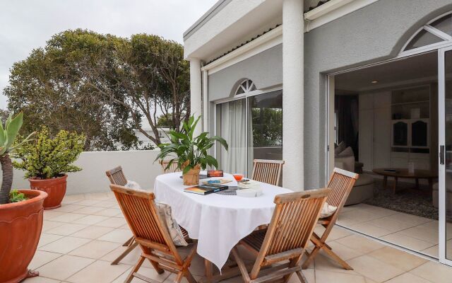 Hermanus Beachfront Lodge